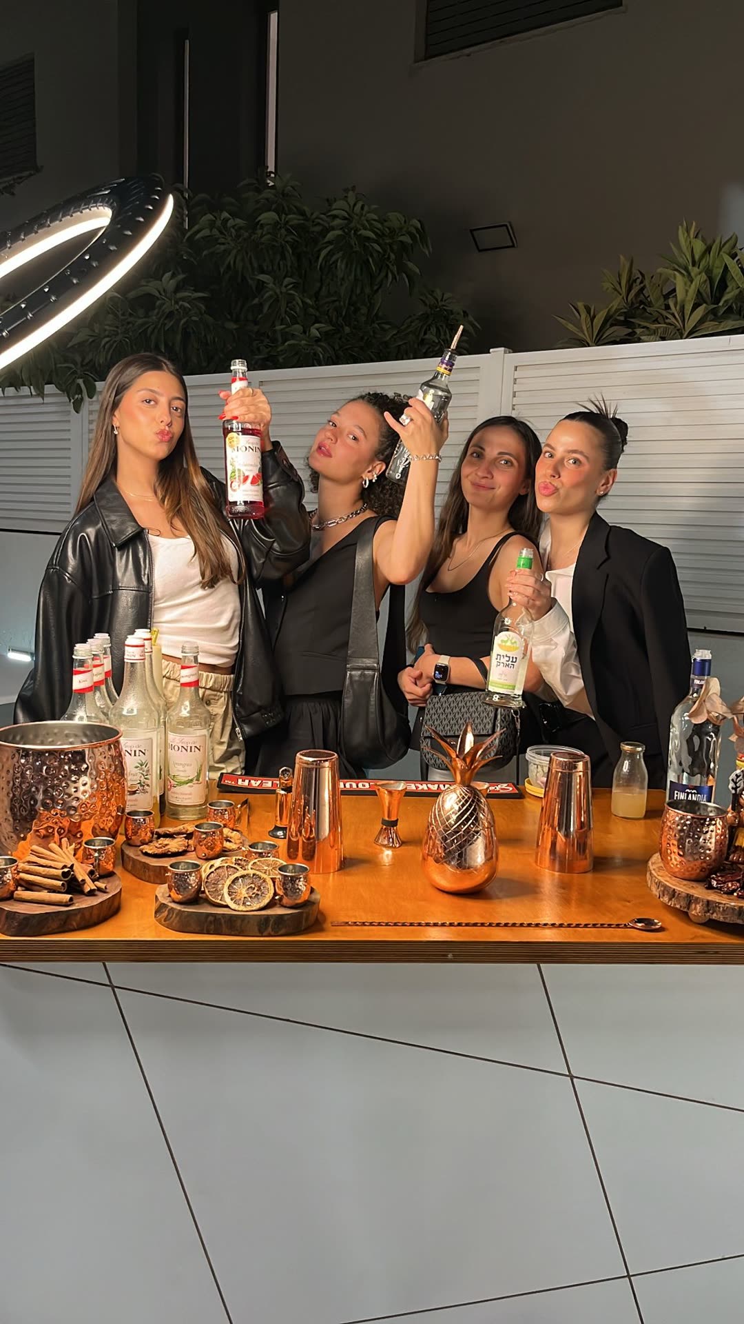 אורחות נהנות בבר